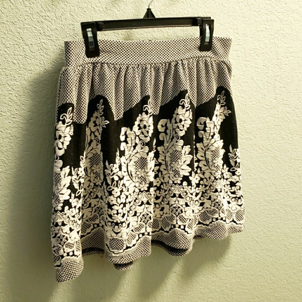 Alya skirt, black & white with lace detail